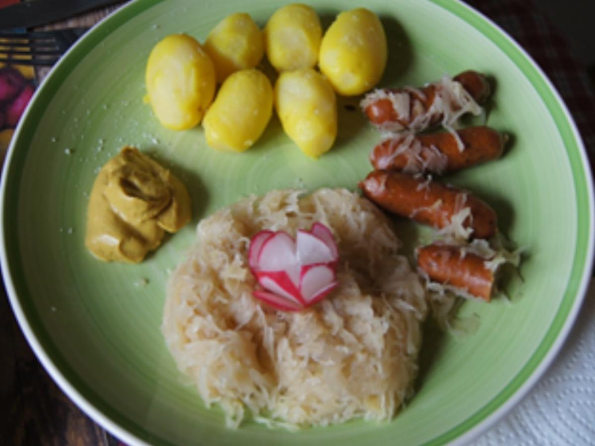 Mini-Schinkenwürstchen mit Weinsauerkraut und Pellkartoffel-Drillingen - Rezept - Bild Nr. 7