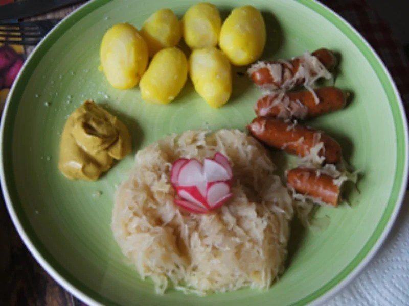 Mini-Schinkenwürstchen mit Weinsauerkraut und Pellkartoffel-Drillingen - Rezept - Bild Nr. 7