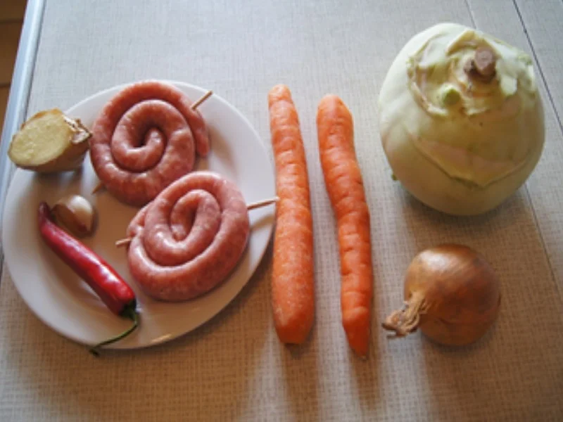 Bratwurstschnecke mit Möhrenblüten-Kohlrabi-Gemüse - Rezept - Bild Nr. 3