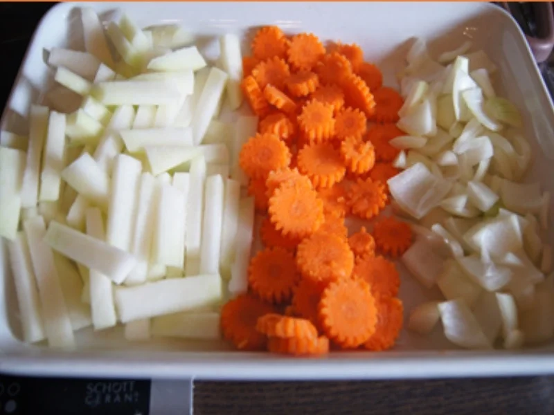 Bratwurstschnecke mit Möhrenblüten-Kohlrabi-Gemüse - Rezept - Bild Nr. 6