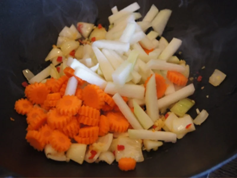 Bratwurstschnecke mit Möhrenblüten-Kohlrabi-Gemüse - Rezept - Bild Nr. 9