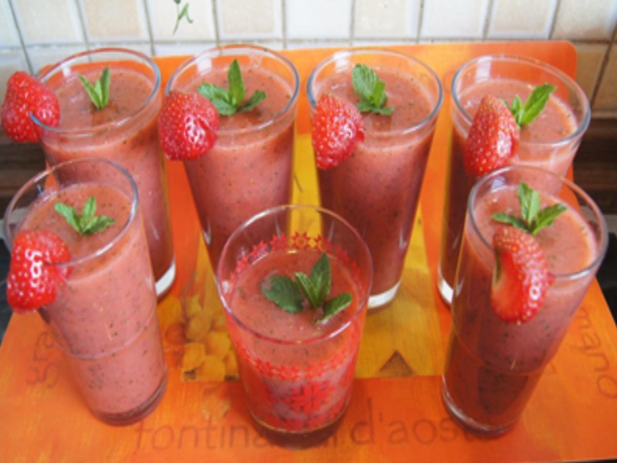 Smoothie mit Erdbeeren, Bananen, grünen Äpfeln und frischer Minze ...