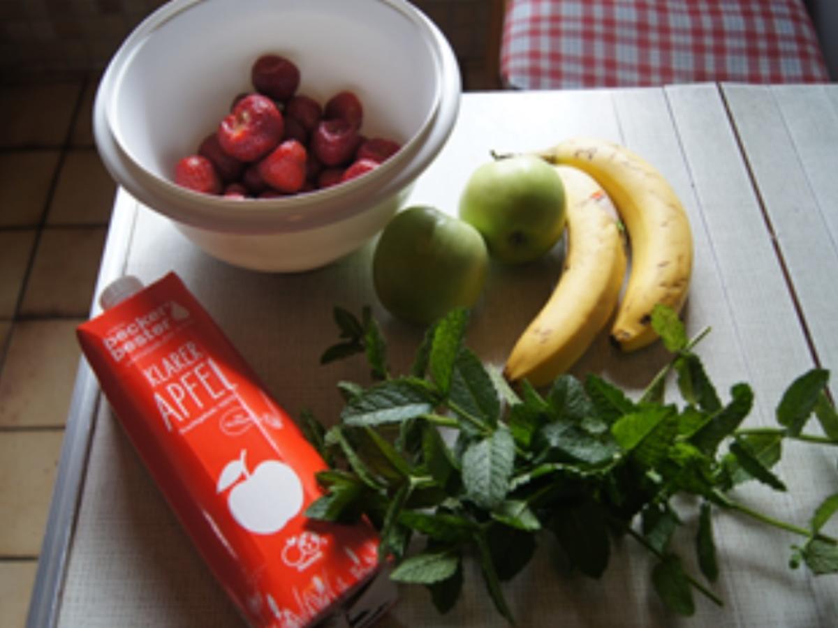 Smoothie mit Erdbeeren, Bananen, grünen Äpfeln und frischer Minze - Rezept - Bild Nr. 3