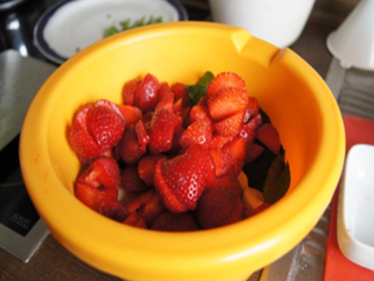 Smoothie mit Erdbeeren, Bananen, grünen Äpfeln und frischer Minze - Rezept - Bild Nr. 5