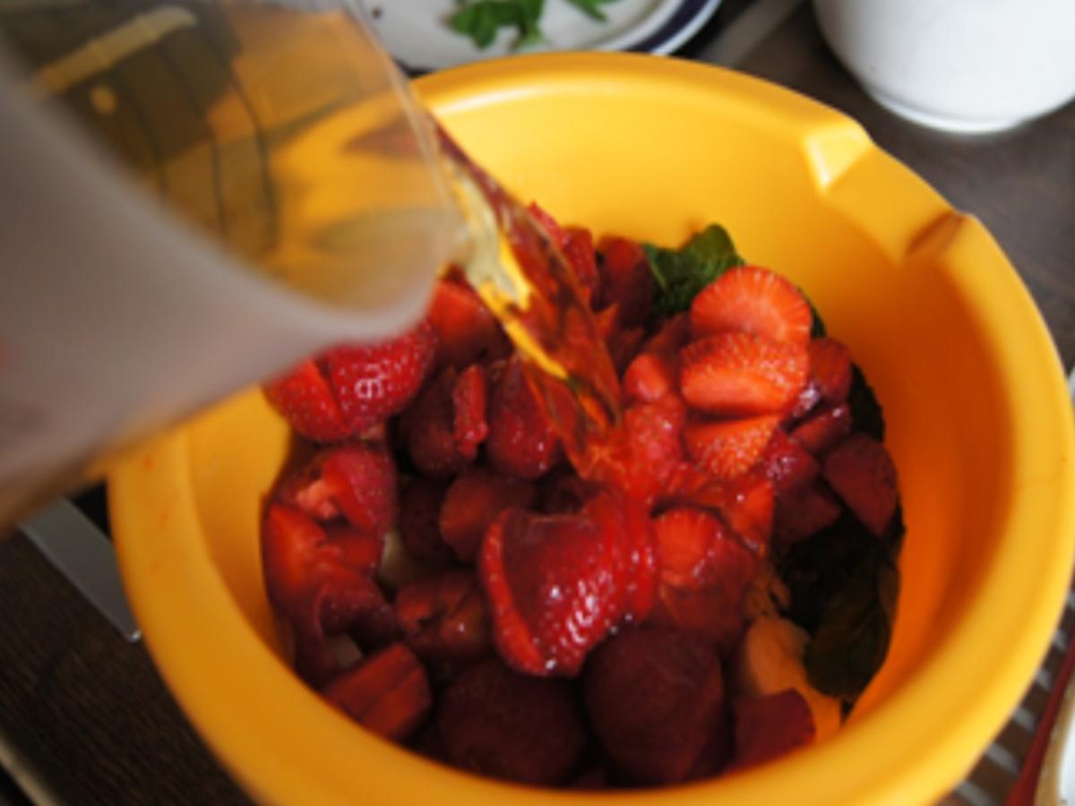 Smoothie mit Erdbeeren, Bananen, grünen Äpfeln und frischer Minze - Rezept - Bild Nr. 6