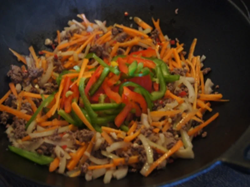 Rezept: Mie-Nudeln mit Rinderhackfleisch und Gemüsemix Bild Nr. 14323 Mie-Nudeln mit Rinderhackfleisch und Gemüsemix - Rezept - Bild Nr. 14323