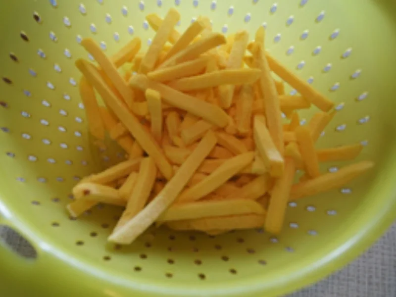 Knusprige, würzige Hähnchenkeule mit Pommes Frites - Rezept - Bild Nr. 14310