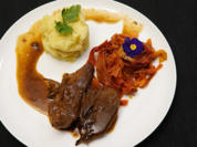 Keule vom Lübecker Waldbewohner mit wildem ‘‘Gelleriewe‘‘ an Erdapfelgedöns - Rezept - Bild Nr. 14307