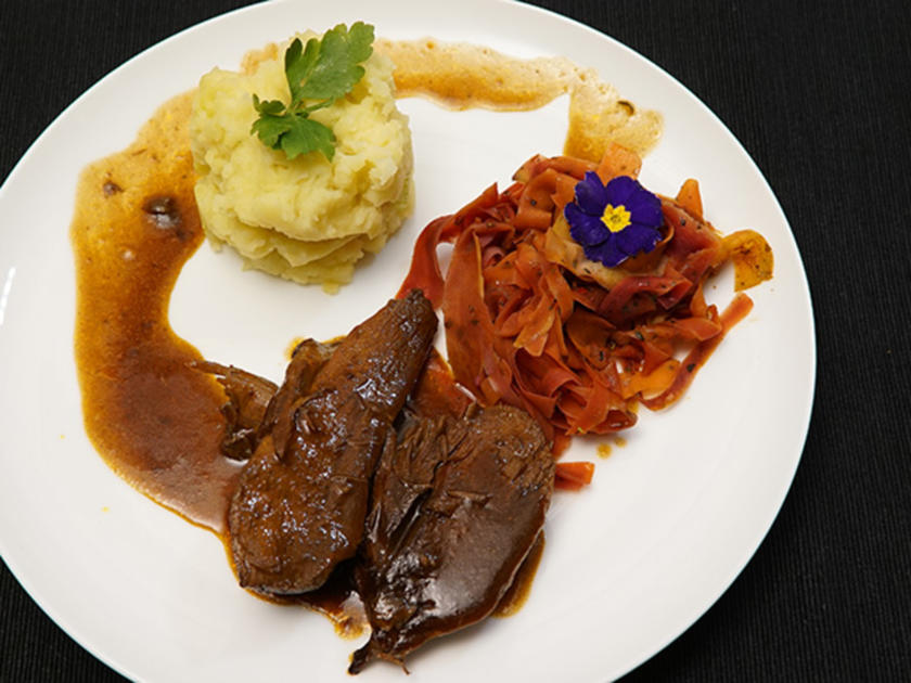 Rehkeule mit Knochen Schuhbeck und Wildfond Rezepte - kochbar.de