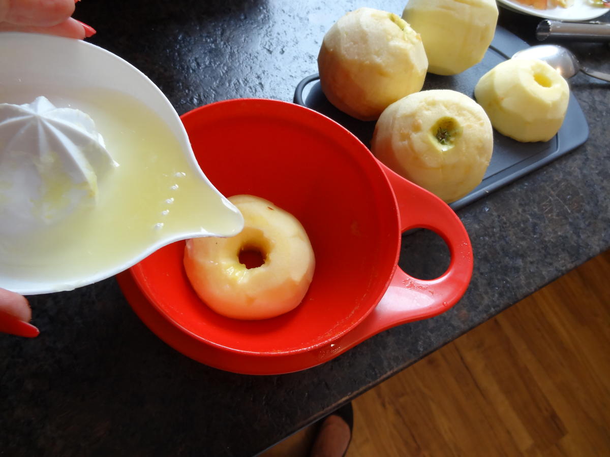 gebratene Apfelhälften serviert mit Frucht- od. Vanillesauce - Rezept - Bild Nr. 4