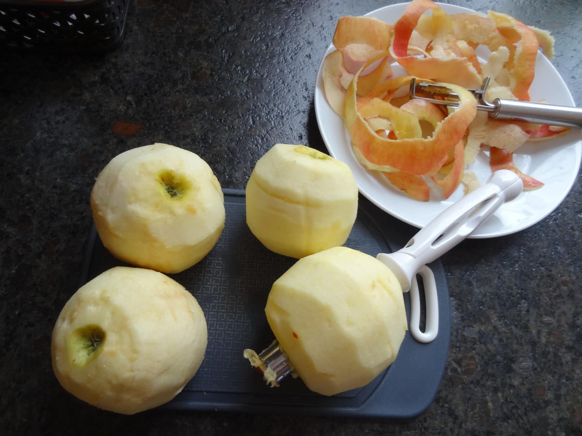 gebratene Apfelhälften serviert mit Frucht- od. Vanillesauce - Rezept - Bild Nr. 3
