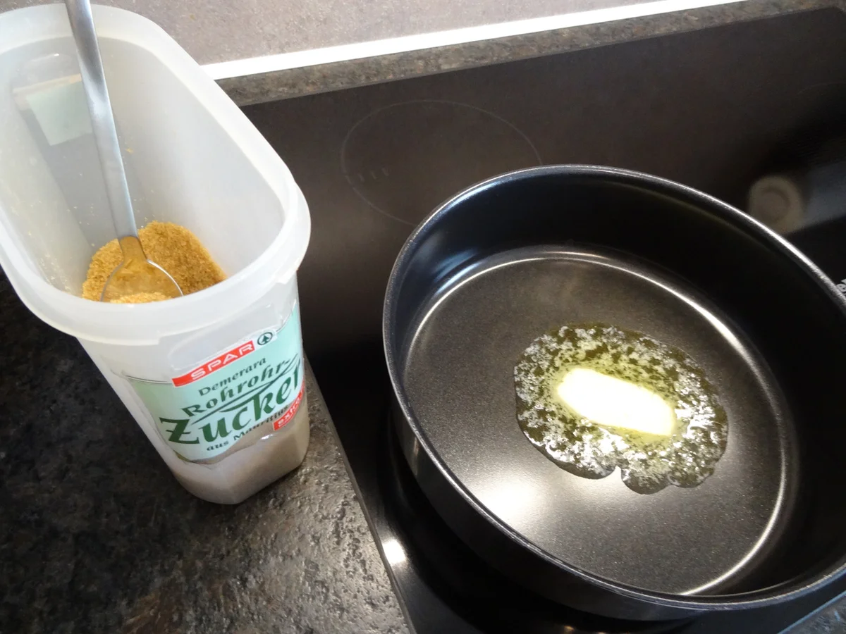 gebratene Apfelhälften serviert mit Frucht- od. Vanillesauce - Rezept - Bild Nr. 5