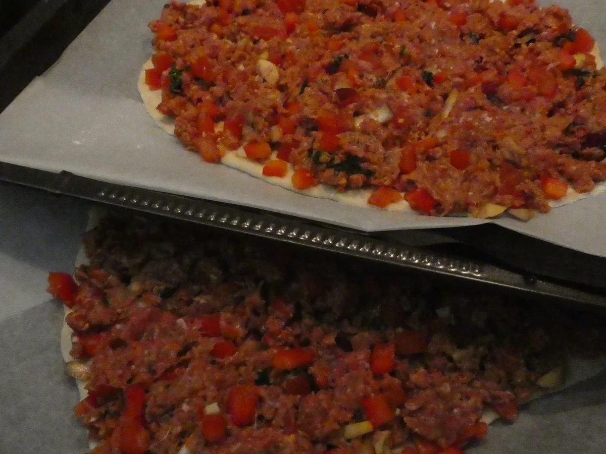 Hackfleisch-Pizza mit Paprika und Tomaten - Rezept - Bild Nr. 14316