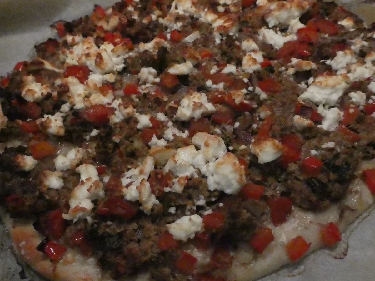 Hackfleisch-Pizza mit Paprika und Tomaten - Rezept - Bild Nr. 14318