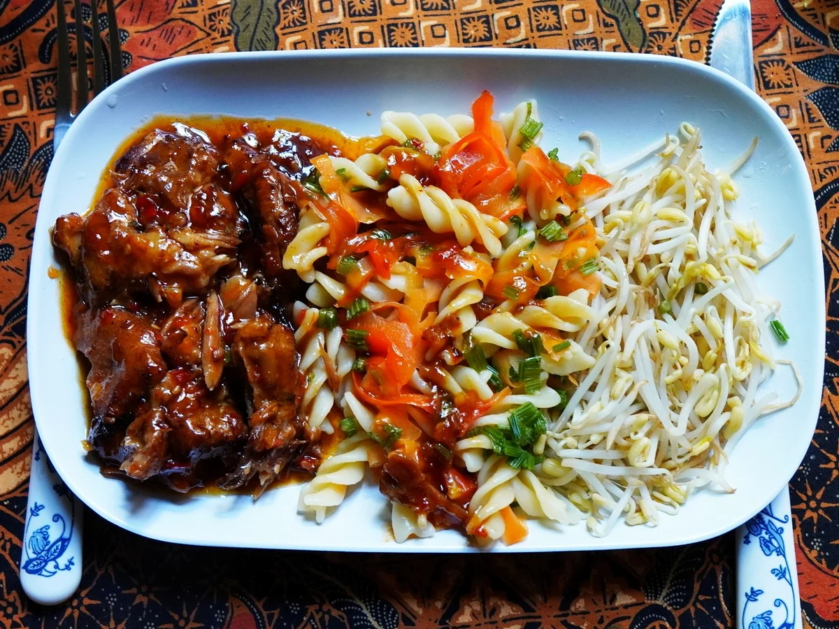 Bunte Fusilli ala 'I Gusti Made' – Fusilli dengan Tauge dan Babi guling - Rezept - Bild Nr. 14309