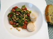 Geröstete Jakobsmuscheln an Feldsalat mit Pinienkernen und Kürbiskernbrot - Rezept - Bild Nr. 14309