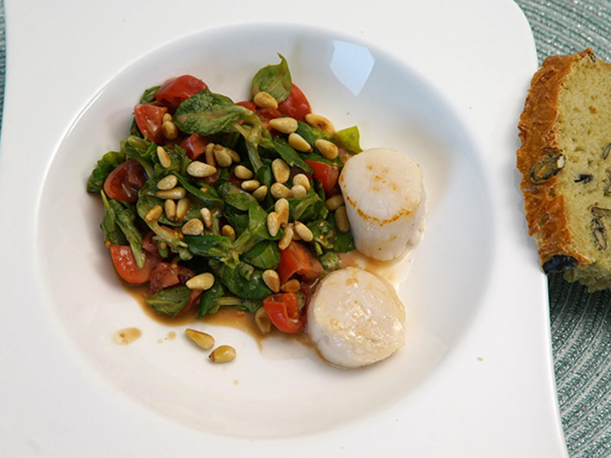 Geröstete Jakobsmuscheln an Feldsalat mit Pinienkernen und ...