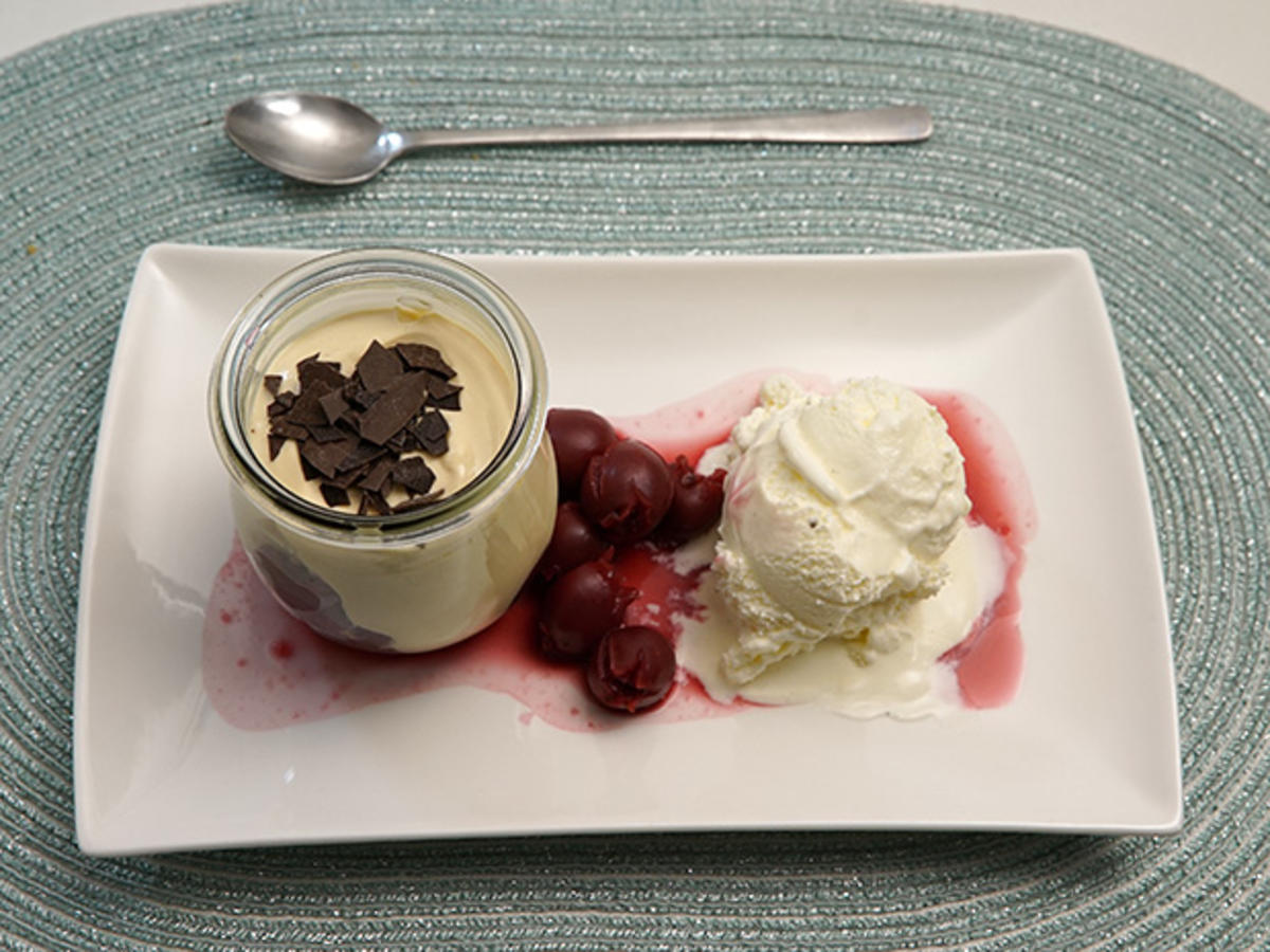 Joghurt-Vanilleeis mit Eierlikör-Mascarpone-Creme und Rumkirschen ...
