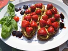 Gebackenes Bauerbrot mit Avocado-Ziegenkäse-Belag und Erdbeeren - Rezept - Bild Nr. 14309