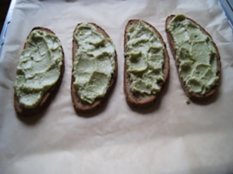 Rezept: Gebackenes Bauerbrot mit Avocado-Ziegenkäse-Belag und Erdbeeren Bild Nr. 14316 Gebackenes Bauerbrot mit Avocado-Ziegenkäse-Belag und Erdbeeren - Rezept - Bild Nr. 14316