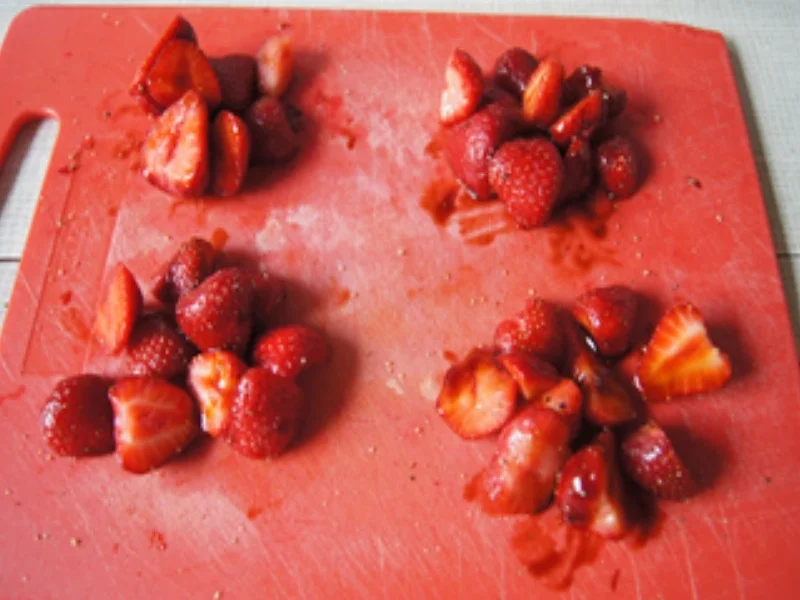 Rezept: Gebackenes Bauerbrot mit Avocado-Ziegenkäse-Belag und Erdbeeren Bild Nr. 14319 Gebackenes Bauerbrot mit Avocado-Ziegenkäse-Belag und Erdbeeren - Rezept - Bild Nr. 14319