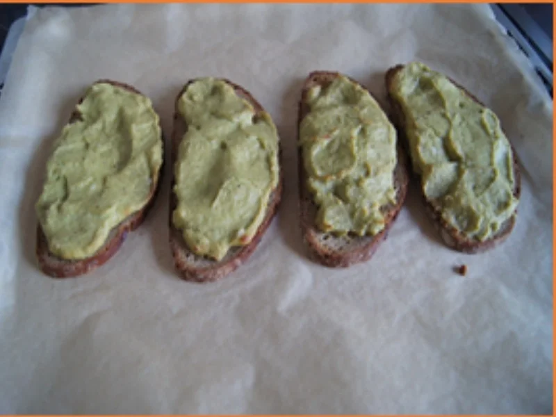Rezept: Gebackenes Bauerbrot mit Avocado-Ziegenkäse-Belag und Erdbeeren Bild Nr. 14320 Gebackenes Bauerbrot mit Avocado-Ziegenkäse-Belag und Erdbeeren - Rezept - Bild Nr. 14320
