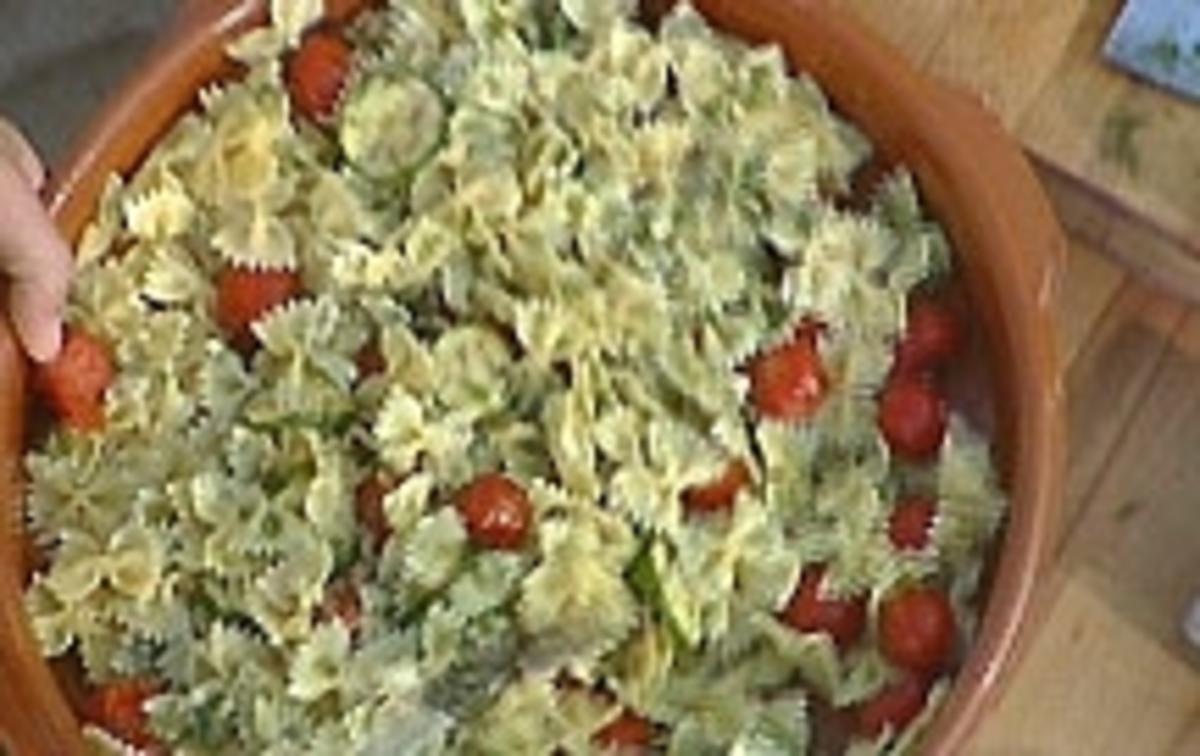 Nudelsalat mit Zucchini und Meerrettich - Rezept