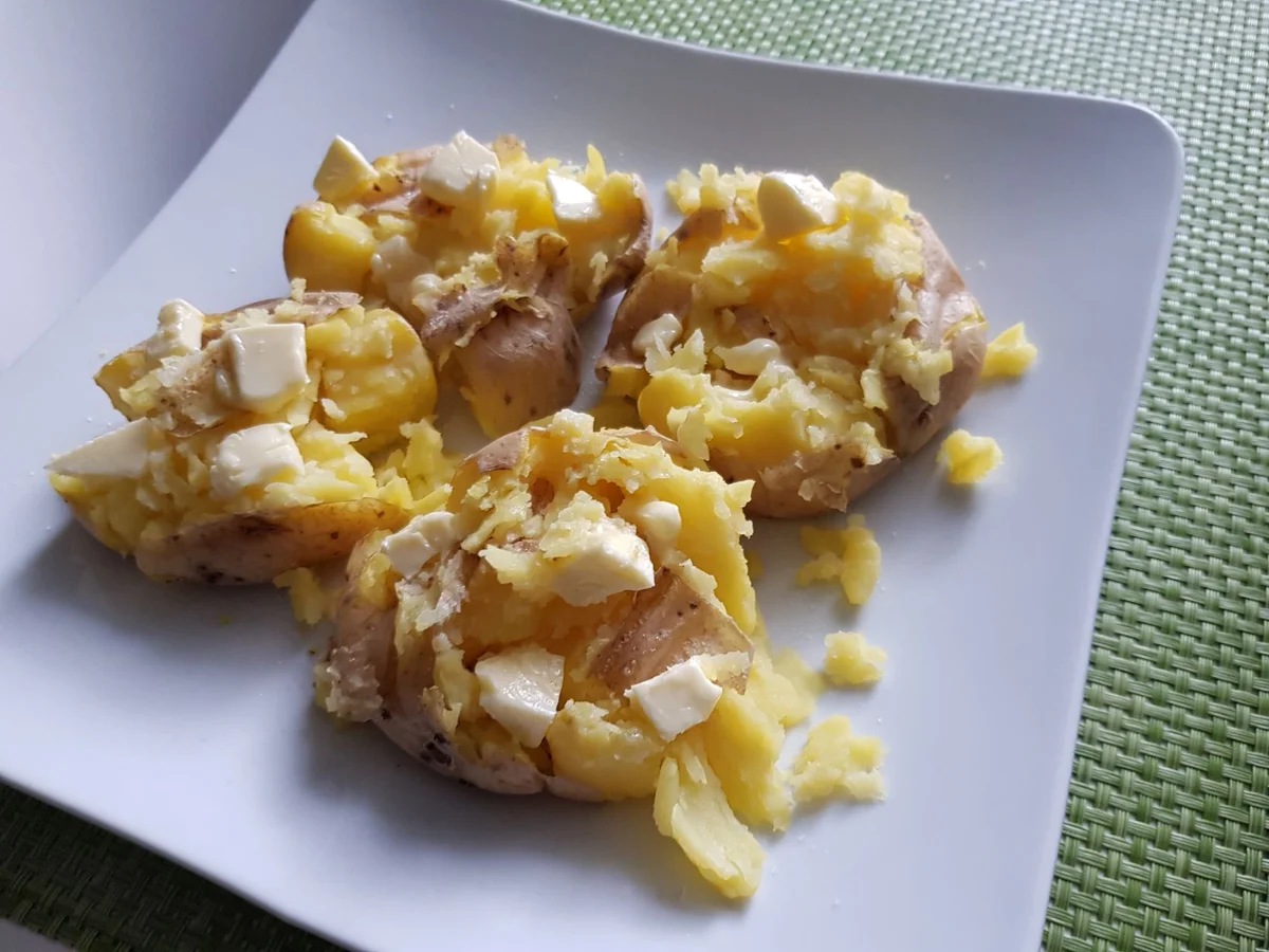 Hähnchenbrust im Joghurt-Panko-Mantel mit Smashed Potatoes und Gurken-Spaghetti - Rezept - Bild Nr. 14314