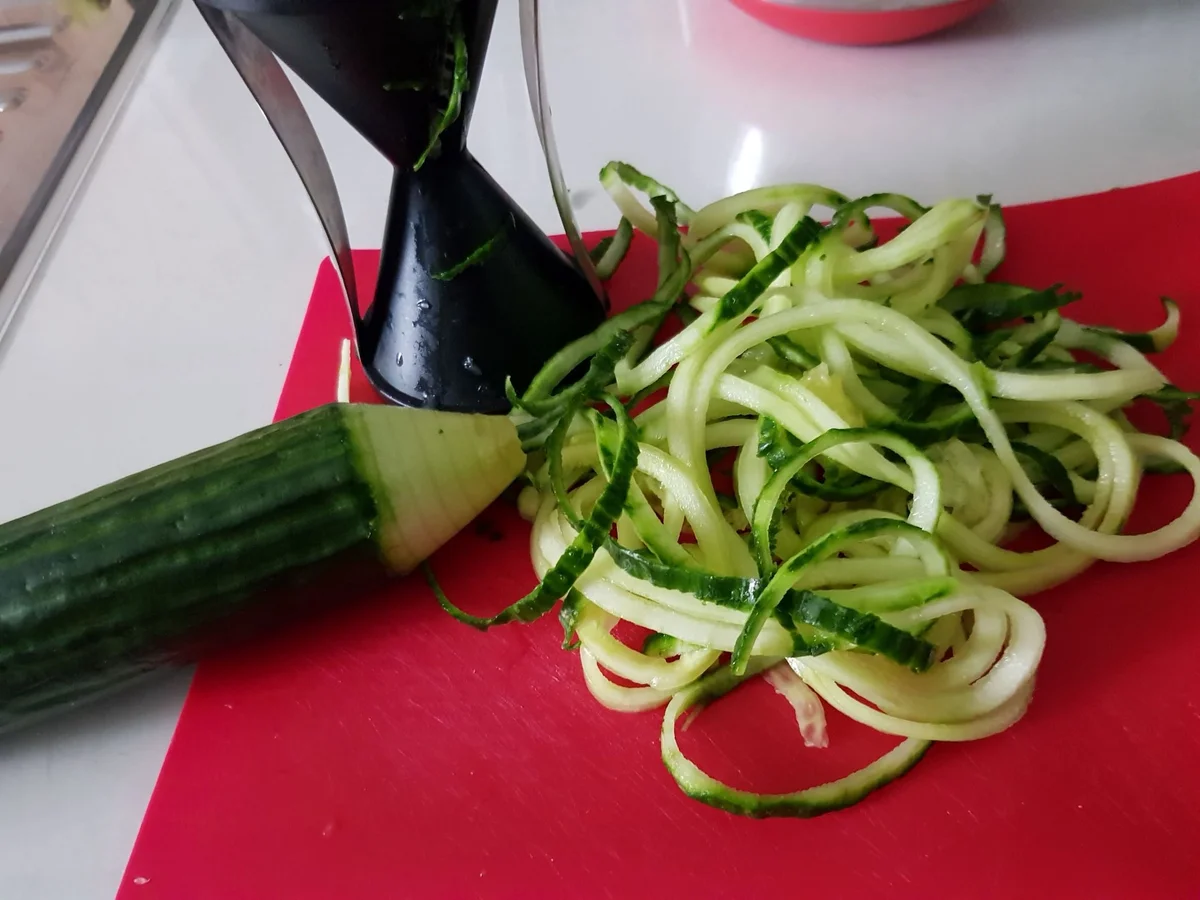 Hähnchenbrust im Joghurt-Panko-Mantel mit Smashed Potatoes und Gurken-Spaghetti - Rezept - Bild Nr. 14316