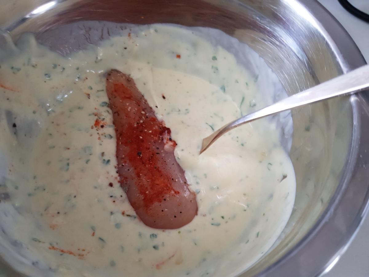 Hähnchenbrust im Joghurt-Panko-Mantel mit Smashed Potatoes und Gurken-Spaghetti - Rezept - Bild Nr. 14318