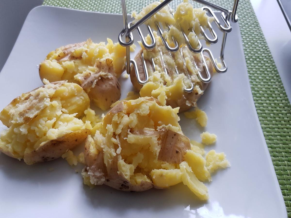 Hähnchenbrust im Joghurt-Panko-Mantel mit Smashed Potatoes und Gurken-Spaghetti - Rezept - Bild Nr. 14320