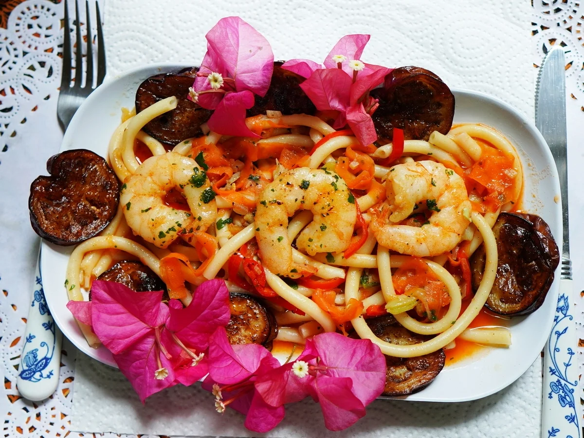 Bunte Makkaroni mit Garnelen und Auberginen - Rezept - Bild Nr. 2