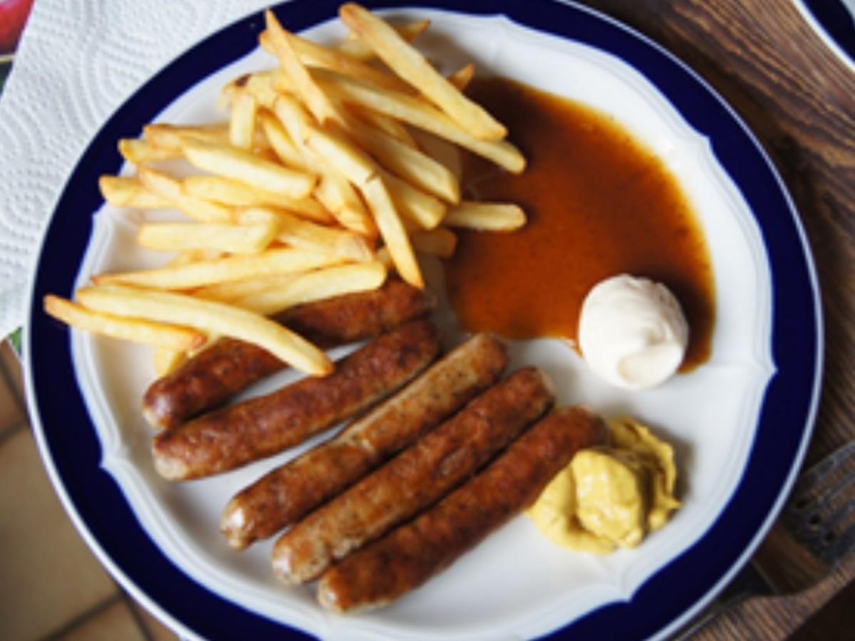 Nürnberger Rostbratwürstchen mit Pommes Frites und Salat - Rezept ...