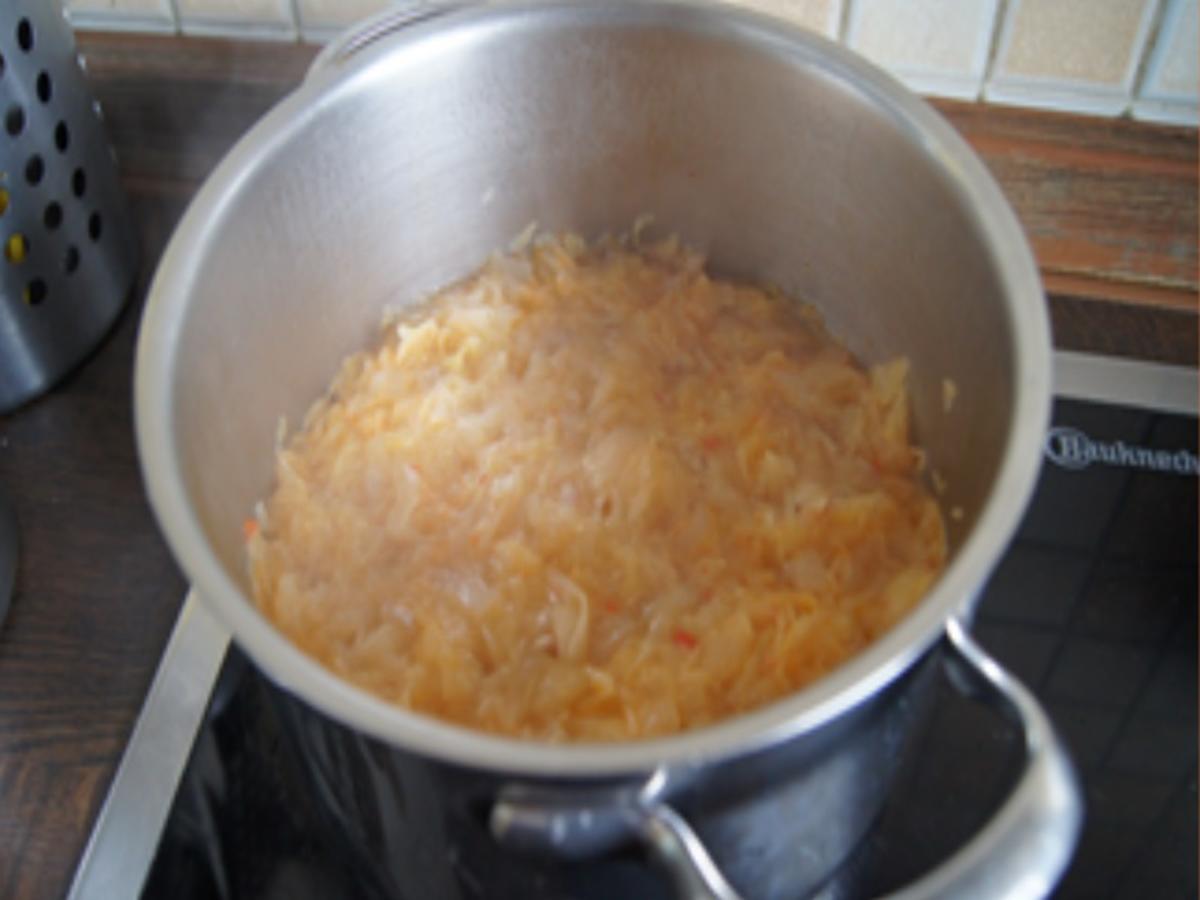 Spanferkelschulter mit Sauce, pikanten Sauerkraut und Kartoffel WEDGES - Rezept - Bild Nr. 14363