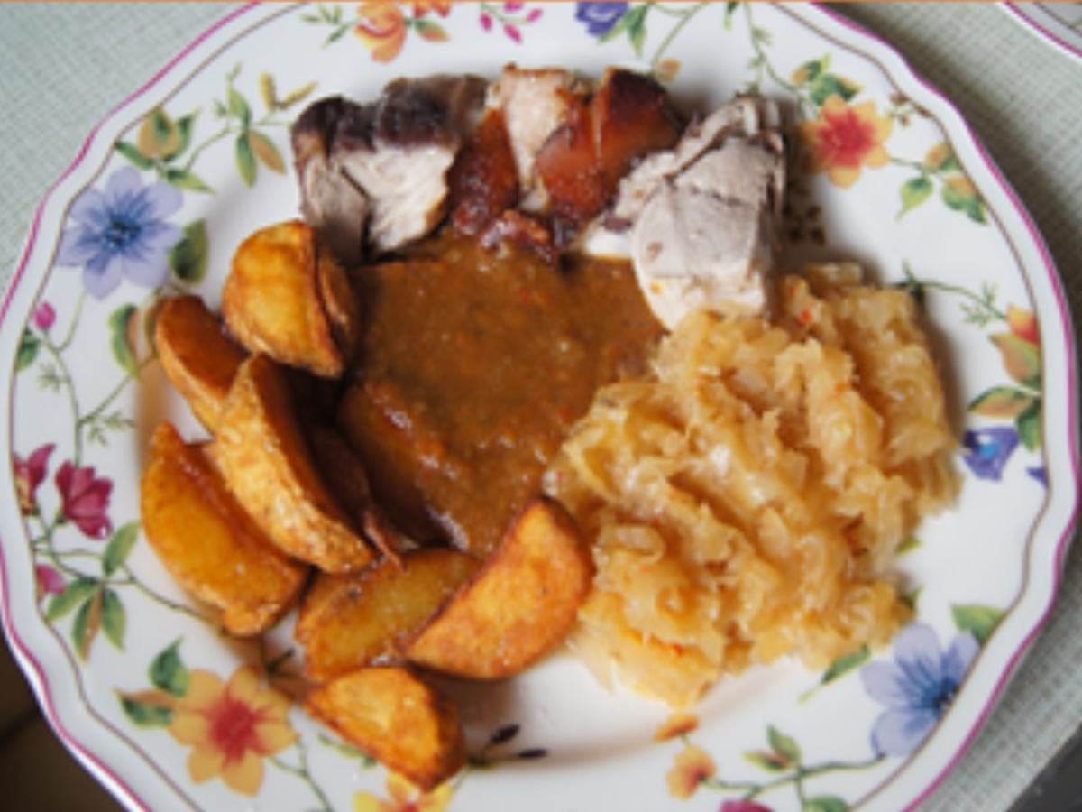 Spanferkelschulter mit Sauce, pikanten Sauerkraut und Kartoffel WEDGES - Rezept - Bild Nr. 14367