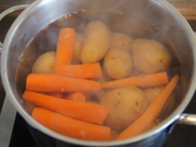 Rezept: "Kotelett mit Tschechischen Kartoffelsalat light und gemischten Salat"; Bild Nr. 14357 "Kotelett mit Tschechischen Kartoffelsalat light und gemischten Salat"; - Rezept - Bild Nr. 14357