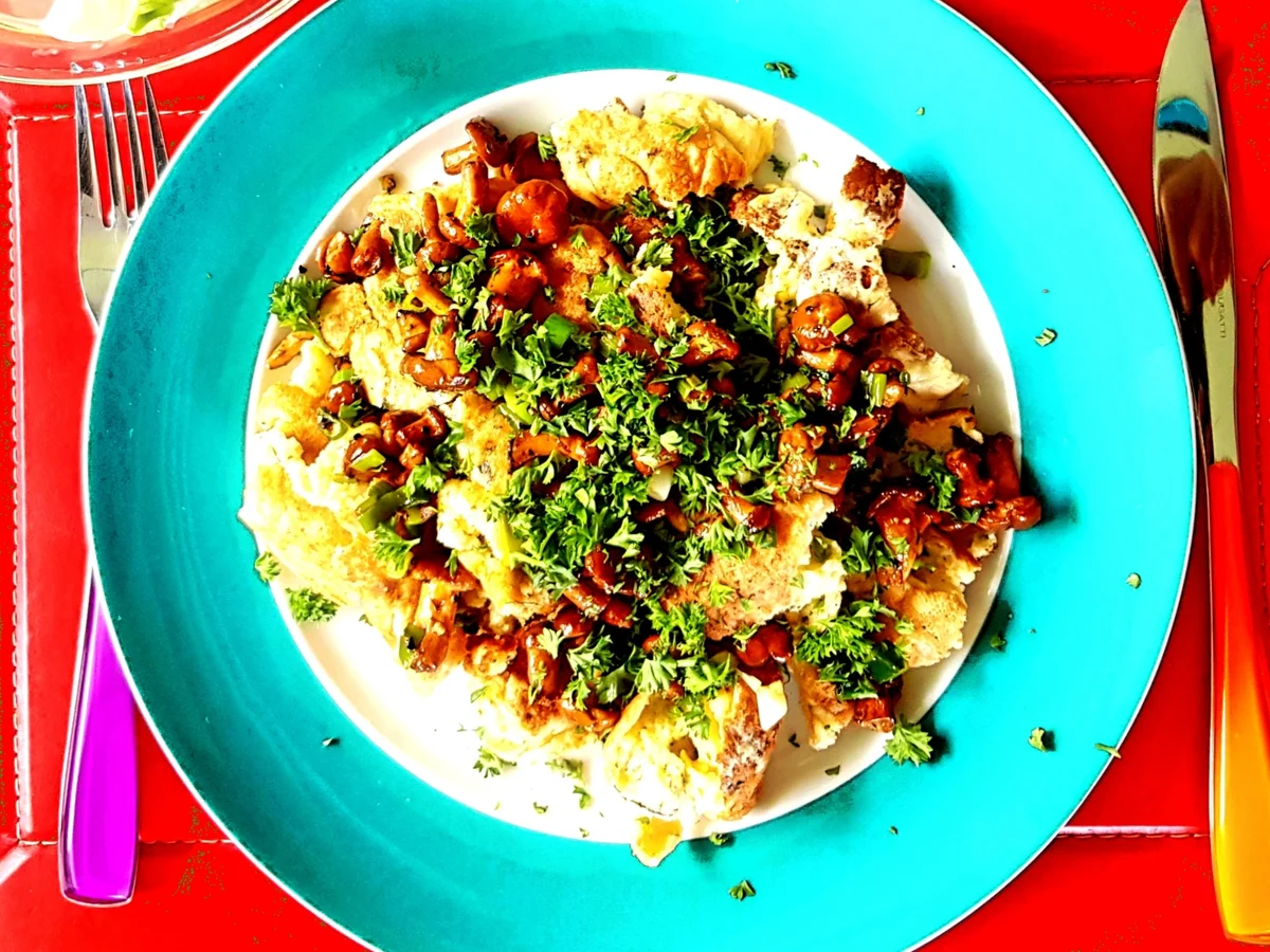 Käseschmarrn mit gebratenen Pfifferlingen und Lauchzwiebeln - Rezept - Bild Nr. 2