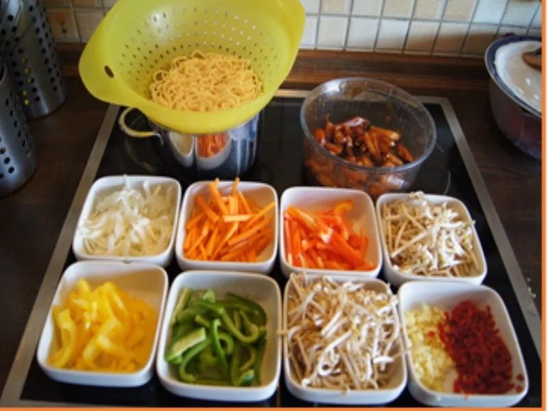 Mie-Nudeln mit Hähnchenbrustfilet und Gemüsemix im Wok - Rezept - Bild Nr. 9