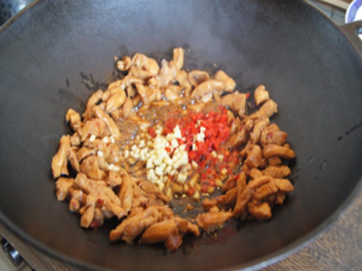 Mie-Nudeln mit Hähnchenbrustfilet und Gemüsemix im Wok - Rezept - Bild Nr. 12