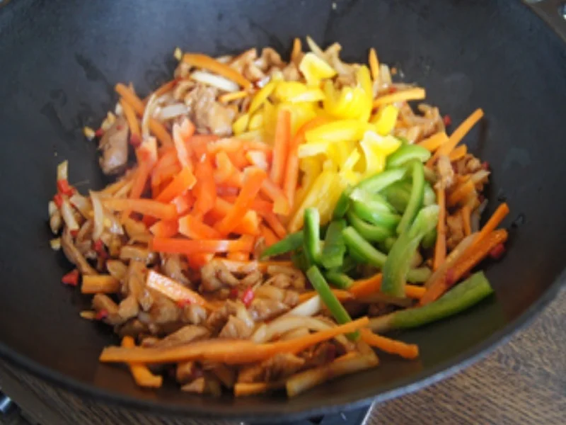 Mie-Nudeln mit Hähnchenbrustfilet und Gemüsemix im Wok - Rezept - Bild Nr. 14