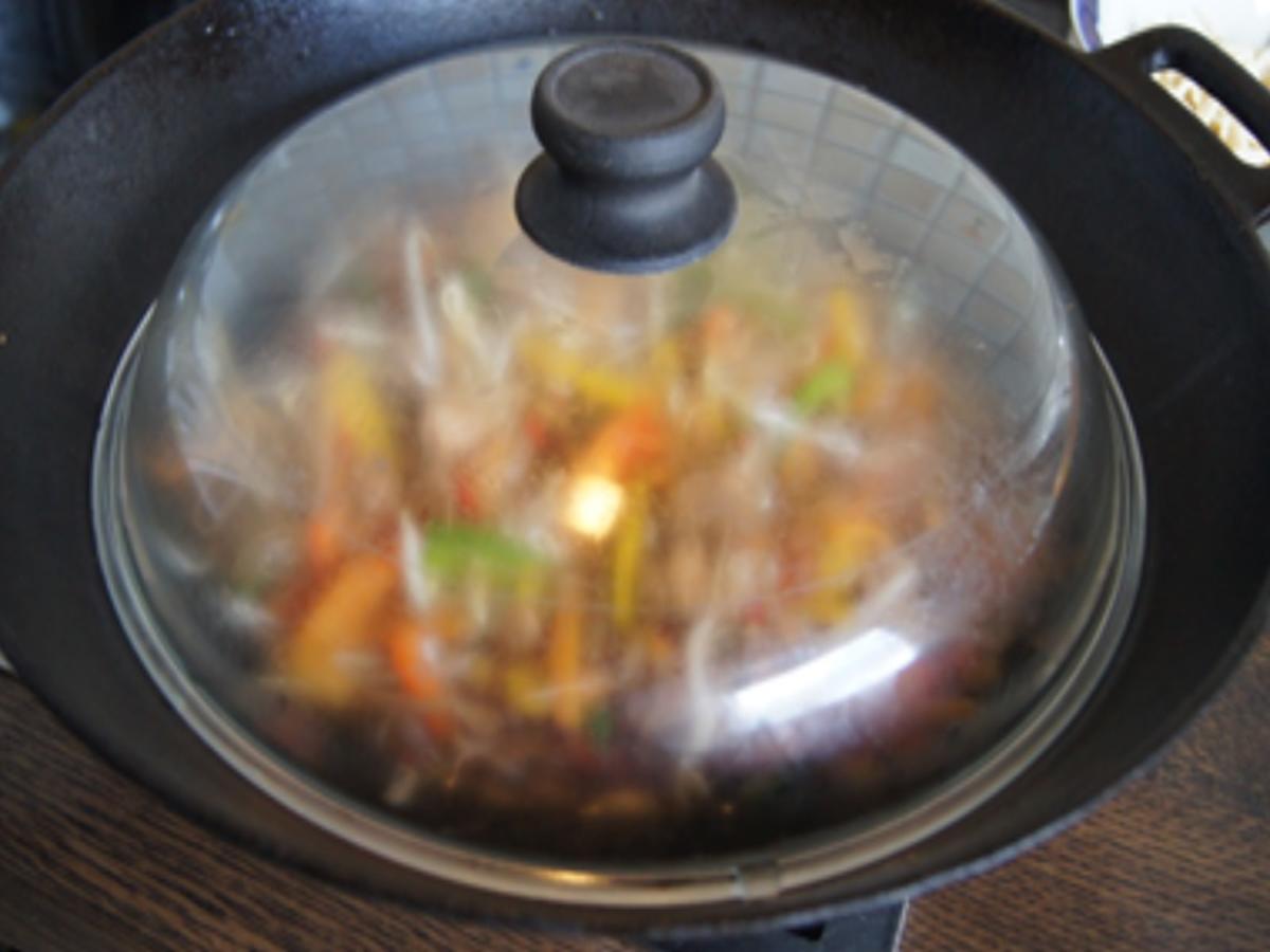 Mie-Nudeln mit Hähnchenbrustfilet und Gemüsemix im Wok - Rezept - Bild Nr. 17