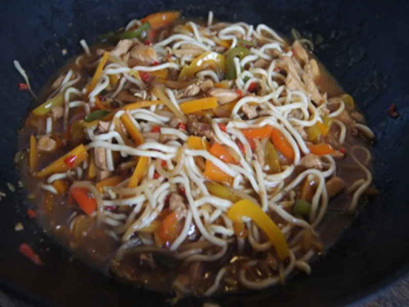 Mie-Nudeln mit Hähnchenbrustfilet und Gemüsemix im Wok - Rezept - Bild Nr. 18