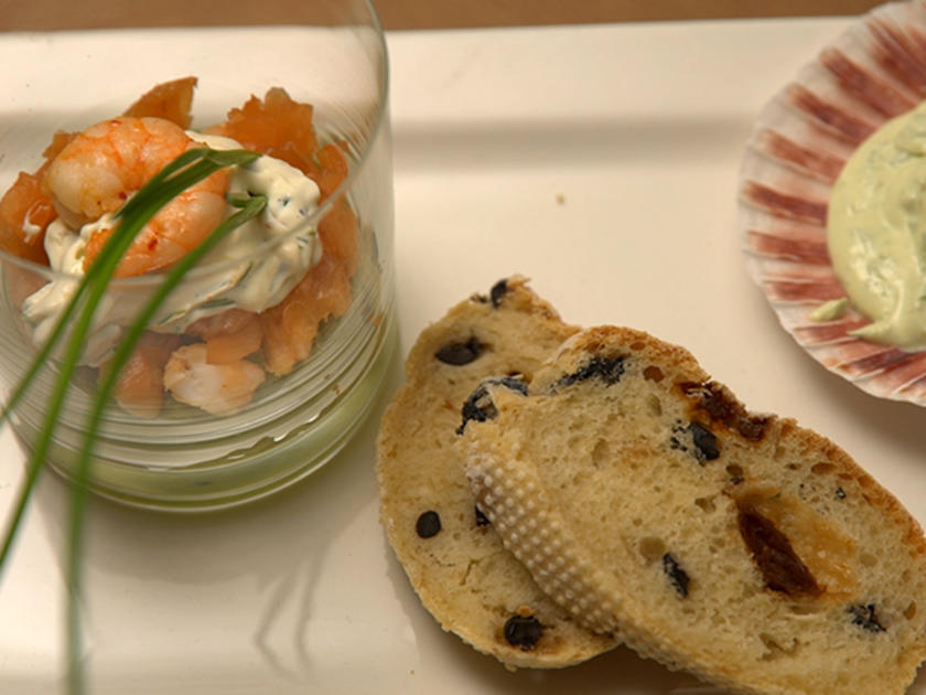 Guacamole, Lachs und Garnelen an mediterranem Brot und Bärlauch Dip ...
