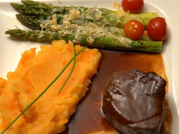 Rezept: Rosa gebratenes Rinderfilet an Schalotten-Rotweinreduktion Bild Nr. 14360 Rosa gebratenes Rinderfilet an Schalotten-Rotweinreduktion - Rezept - Bild Nr. 14360