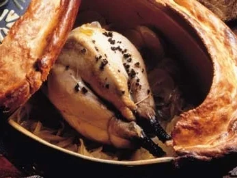 Geflügel: Junge Pulade mit Trüffelsud gegart im "Baeckeoffe" (Römertopf oder Bräter) - Rezept