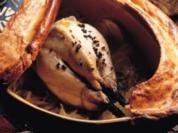 Geflügel: Junge Pulade mit Trüffelsud gegart im "Baeckeoffe" (Römertopf oder Bräter) - Rezept