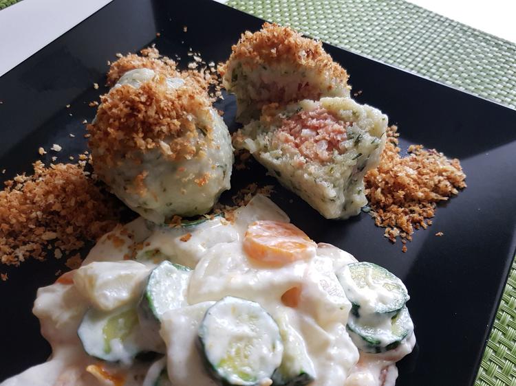 Kräuter-Kartoffelknödel mit Füllung und buntem Rahmgemüse - Rezept ...