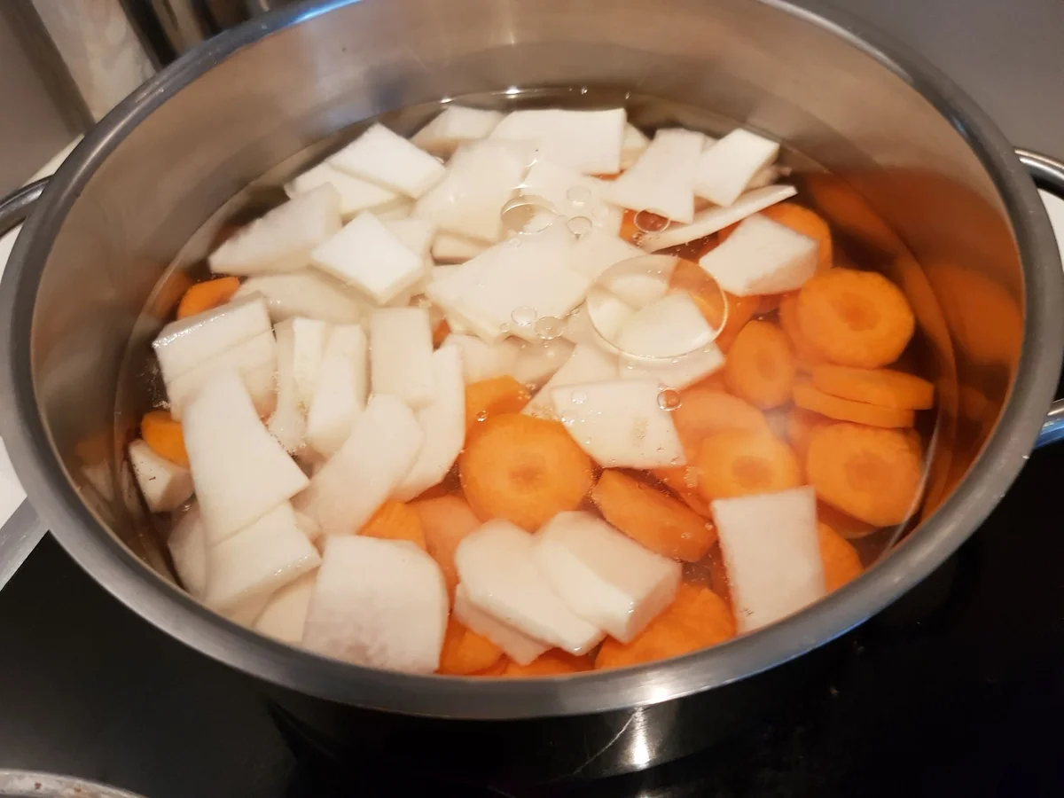 Kräuter-Kartoffelknödel mit Füllung und buntem Rahmgemüse - Rezept - Bild Nr. 14362