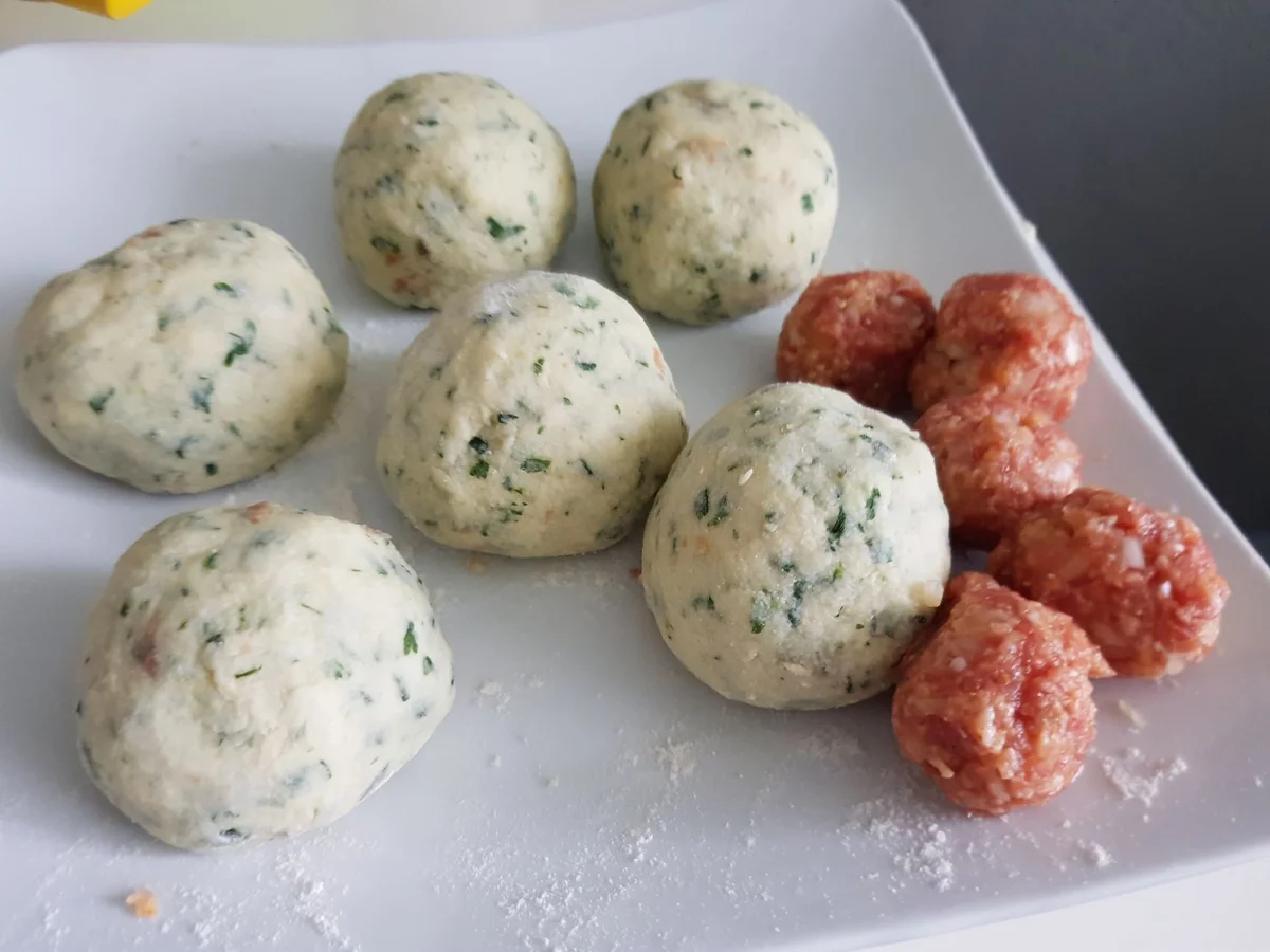 Kräuter-Kartoffelknödel mit Füllung und buntem Rahmgemüse - Rezept - Bild Nr. 14363
