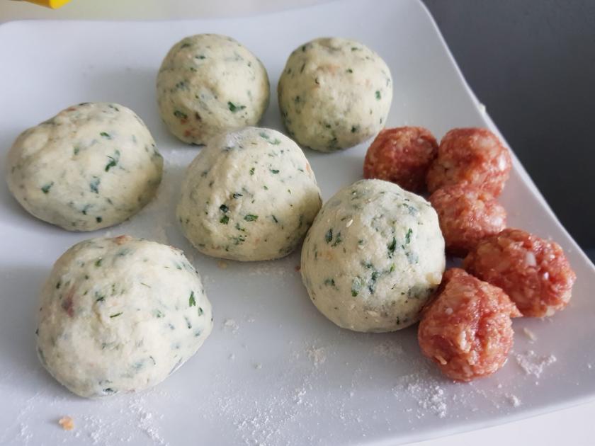 Kräuter-Kartoffelknödel mit Füllung und buntem Rahmgemüse - Rezept ...